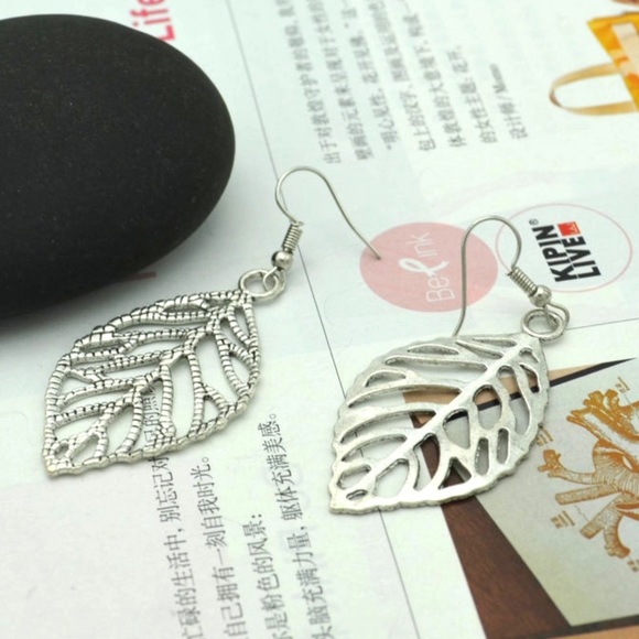 ❤️🆕 Silver Tones Detailed Leaves Earrings - Picture 3 of 6